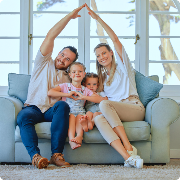 foto de familia sentada en la sala