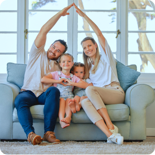 foto de familia sentada en la sala