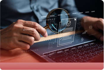 persona en su computadora de trabajo