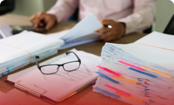 persona leyendo documentos